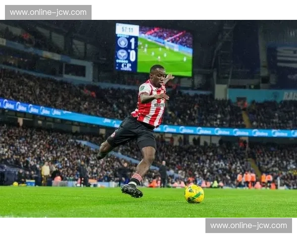 曼城右后卫位置轮换紧张 转会市场寻求补强方案